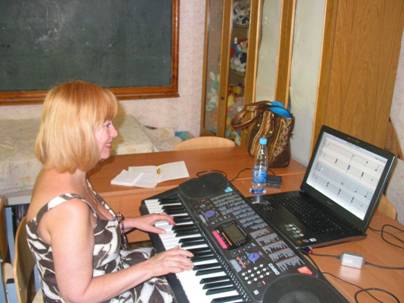 Автор обучающей методики игры на фортепиано Лена Николаева, уже  Хелен Хайнер